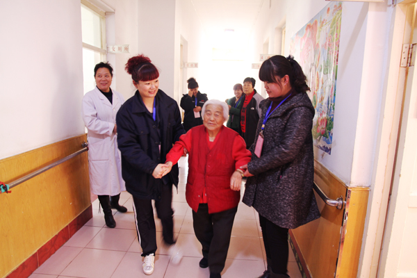 老人的笑容，我們的快樂——公司青年志愿者走進敬老院活動側記.jpg